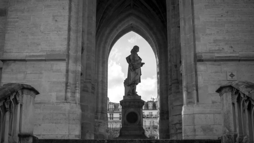 Imagem Monumento a Blaise Pascal filosofo frances sob a Torre Saint Jacques Paris Franca. do artigo Pascal e a vida após a morte