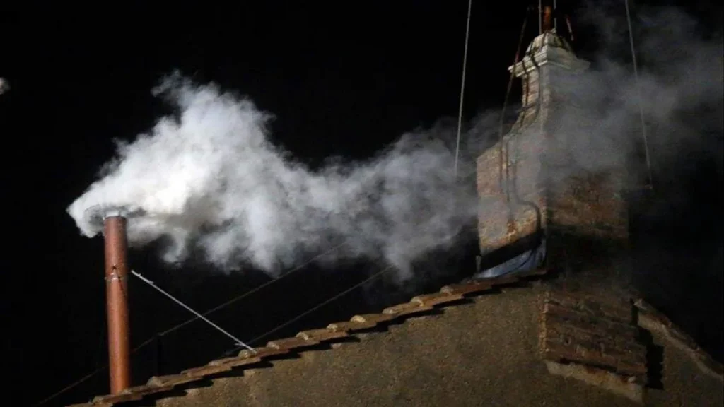 Imagem fumaca branca do artigo Fumaça branca e sinos anunciam: a Igreja tem um novo Papa!