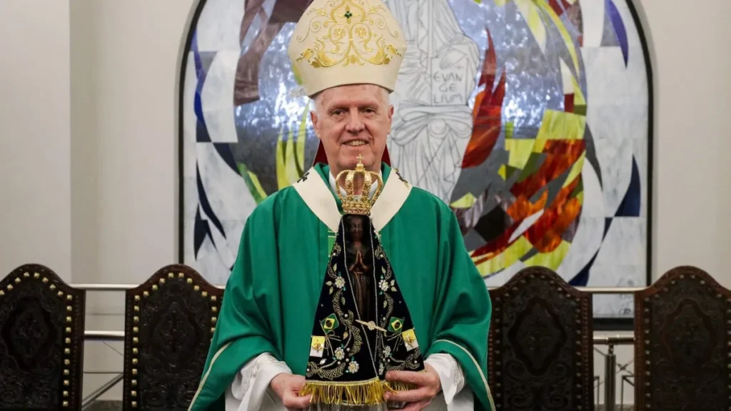 Imagem dom orlando bandes segurando nossa senhora missa 7 ano como bispo de aparecida do artigo Arquidiocese de Aparecida completa 67 anos: conheça a história