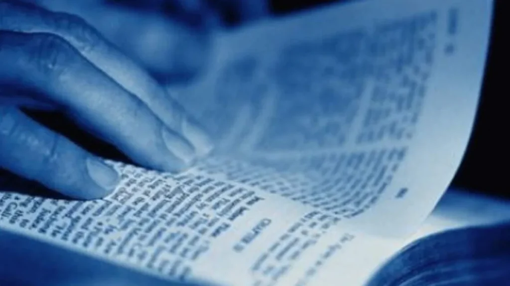 Imagem biblia maos do artigo ‘Apocalipse - o livro da Esperança Cristã' (pt 34)
