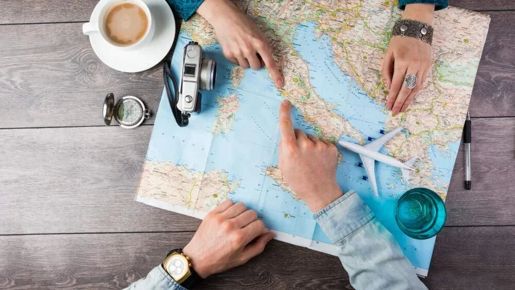 Imagem pessoas planejando viagem do artigo Férias da espiritualidade ou espiritualidade das férias?
