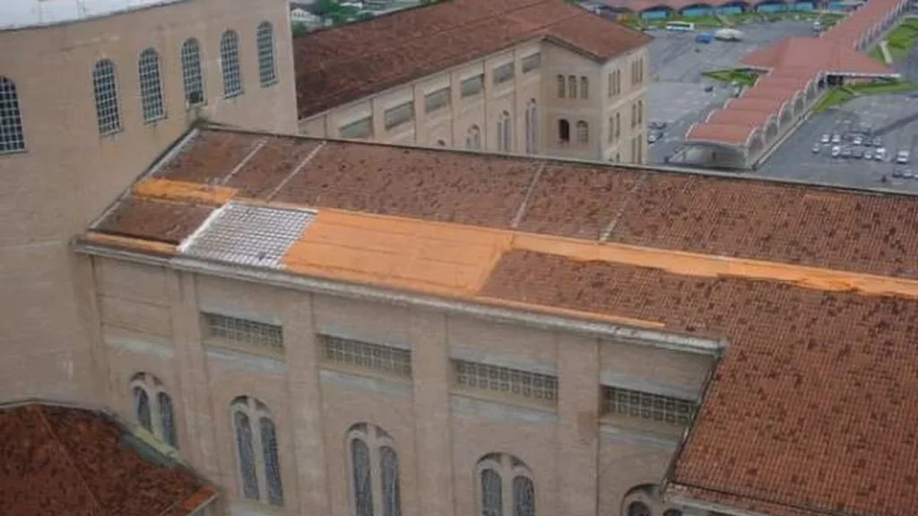 Imagem 2005 inicio da colocacao das telhas azuis sao mais de 200 mil telhas o novo projeto faz parte do projeto de acabamento das obras da igreja do artigo Início da colocação das telhas azuis