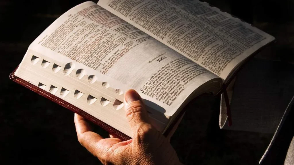 Imagem bible study man holding bible 2010 do artigo ‘Apocalipse - o livro da Esperança Cristã' (pt 117)