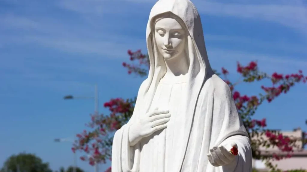 Imagem nossa senhora rainha da paz do artigo Um minuto com Maria, Virgem Gloriosa