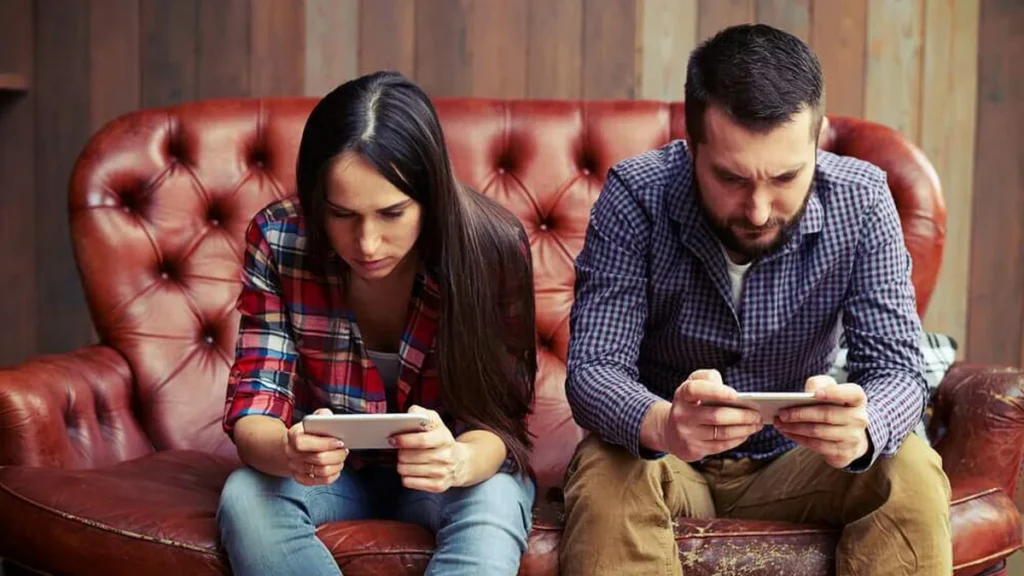 Imagem celular casal do artigo O lado positivo e o negativo da tecnologia: em qual você está?