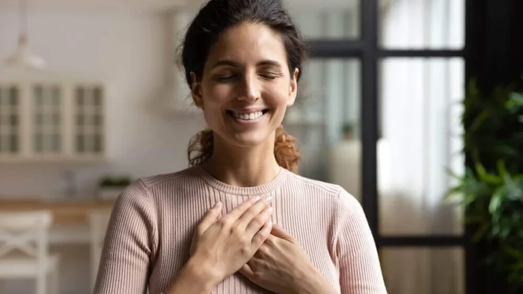Imagem mulher agradecida gratidao pensando em Deus do artigo Gratidão: A força transformadora do mundo