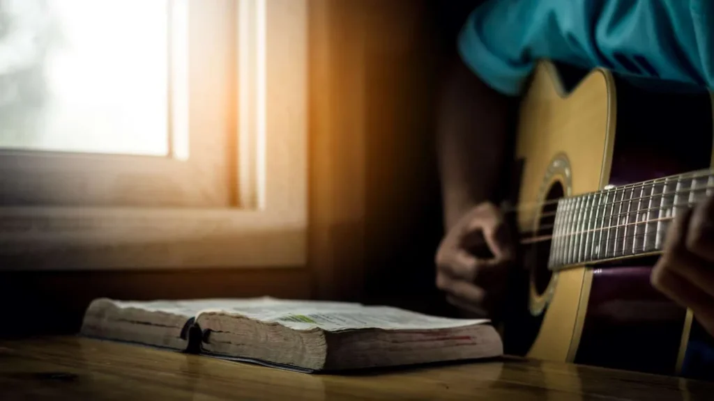 Imagem Jovem tocando violao os salmos da Biblia do artigo O ministério da música segundo a Bíblia