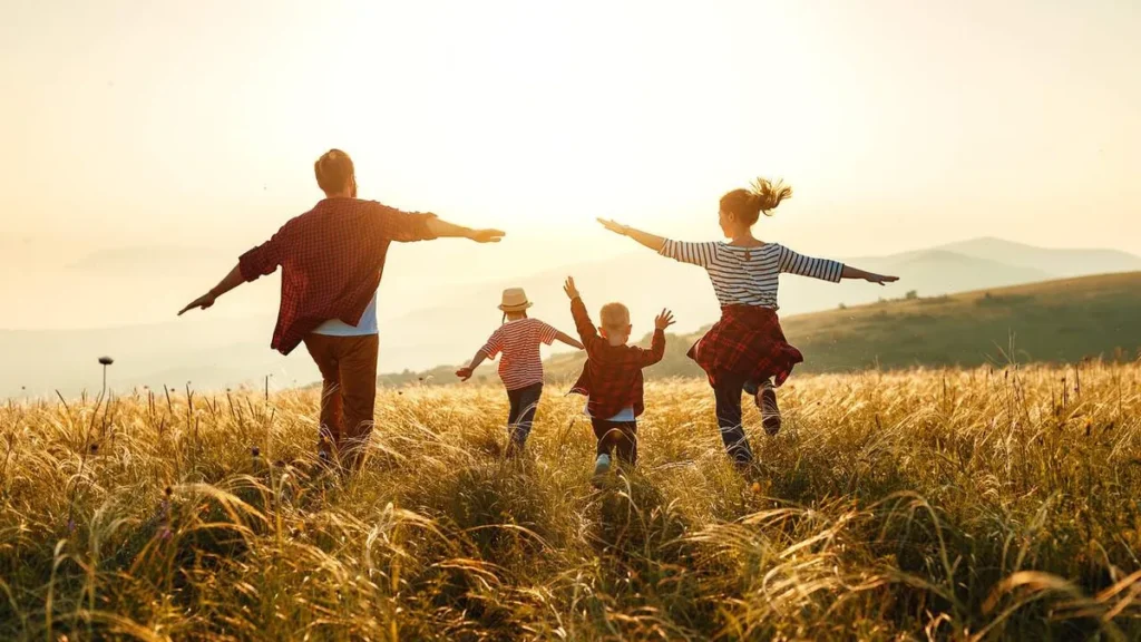 Imagem Familia feliz e alegre correndo no campo do artigo Padre Queimado: fazer a vida valer a pena!