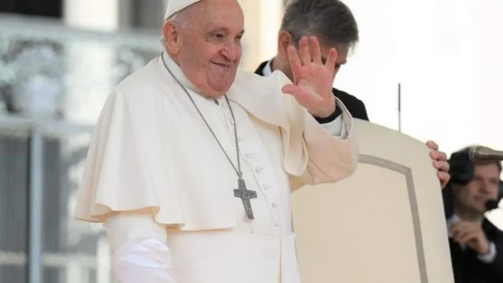 Imagem Papa acena ao povo do artigo Papa Francisco, um "São Jorge moderno"