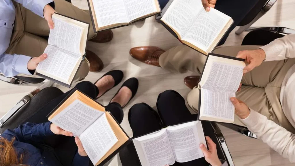 Imagem varias pessoas lendo a biblia do artigo Como ajudar um amigo no seu caminho de conversão