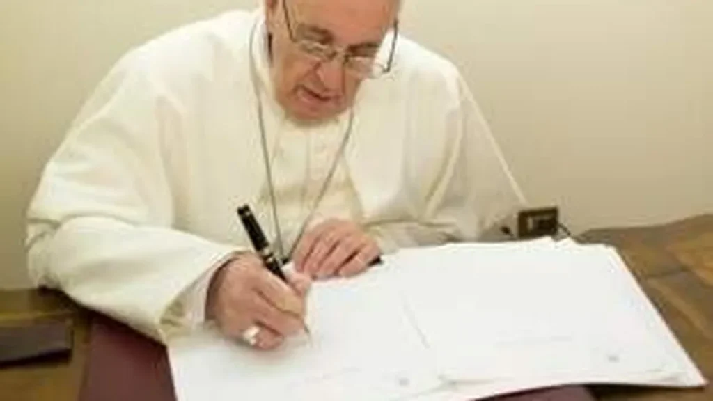 Imagem papa francisco assina um 2 do artigo Papa estende absolvição do pecado do aborto a todos os padres