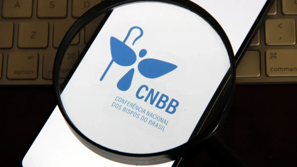 Imagem logo CNBB ampliado no celular do artigo CNBB e seus críticos “imberbes”