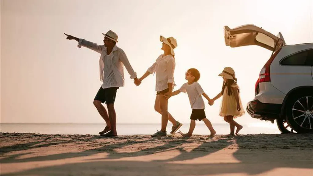 Imagem viagem familia em carro do artigo Vai viajar no Ano Novo? Veja dicas para sua viagem!