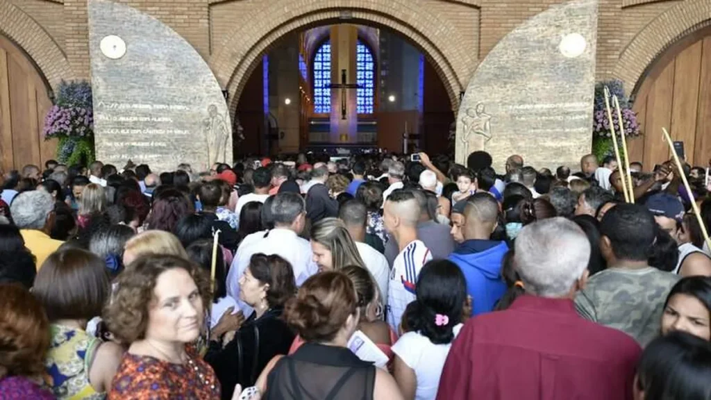Imagem tlq3355 do artigo Após aberta, milhares de fiéis passam pela Porta Santa no Santuário Nacional