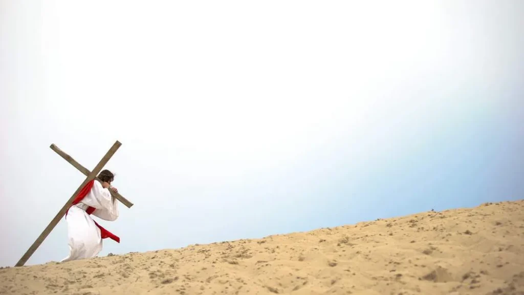 Imagem jesus carregando a cruz no deserto do artigo As três tentações durante os quarenta dias de provação no deserto