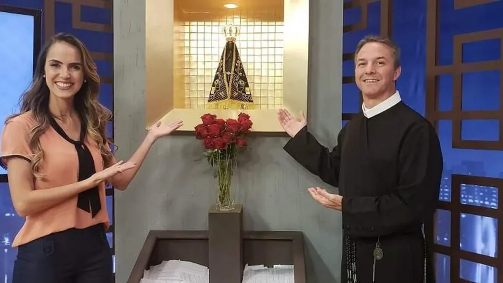 Imagem bencao da noite imagem destaque do artigo Padre Camilo e Jéssica Fernandes, apresentadores do Benção da Noite