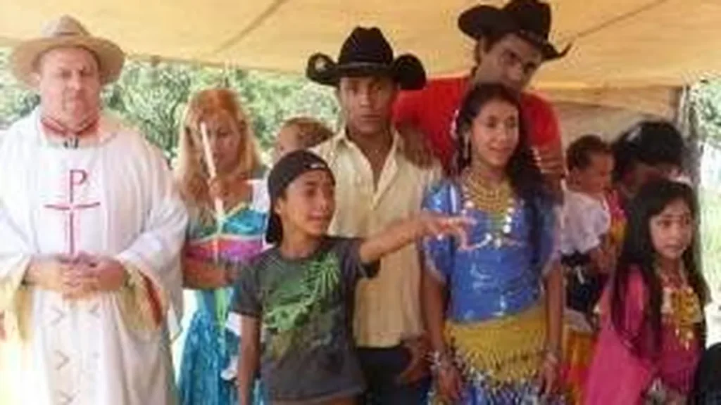 Padre Jorge Pierozan em acampamento cigano.