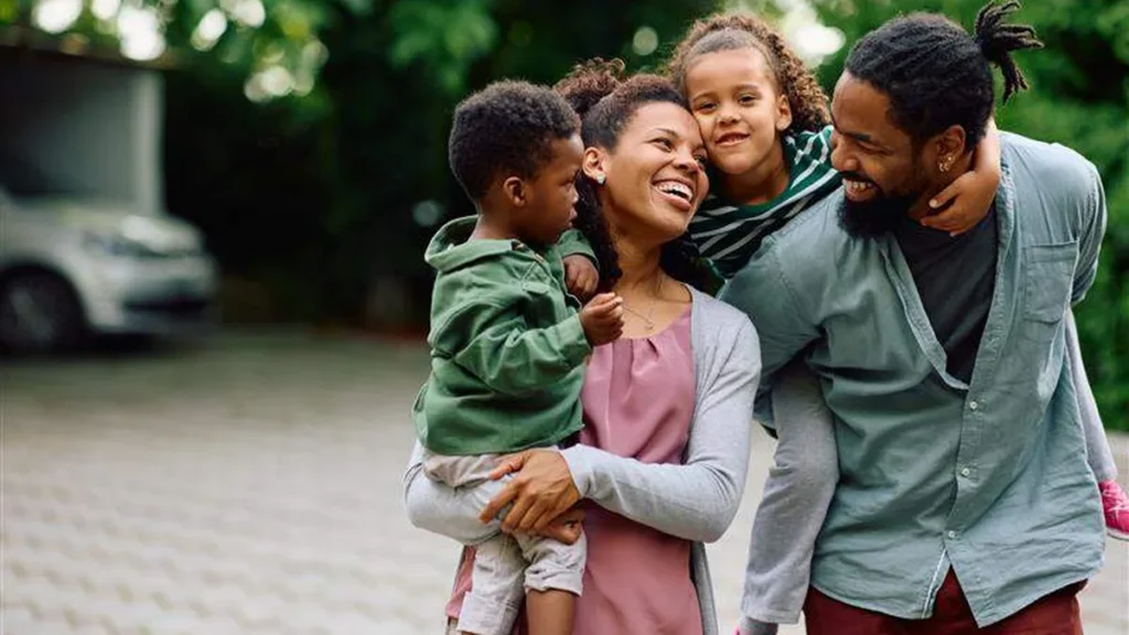 Imagem familia sorrindo feliz do artigo A realidade e os desafios das famílias: Uma reflexão sobre o capítulo II da 'Amores laetitia'