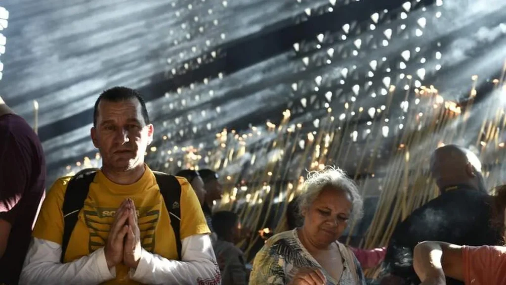 Devoto em oração na Capela das Velas durante a Festa dos 300 anos de Nossa Senhora Aparecida