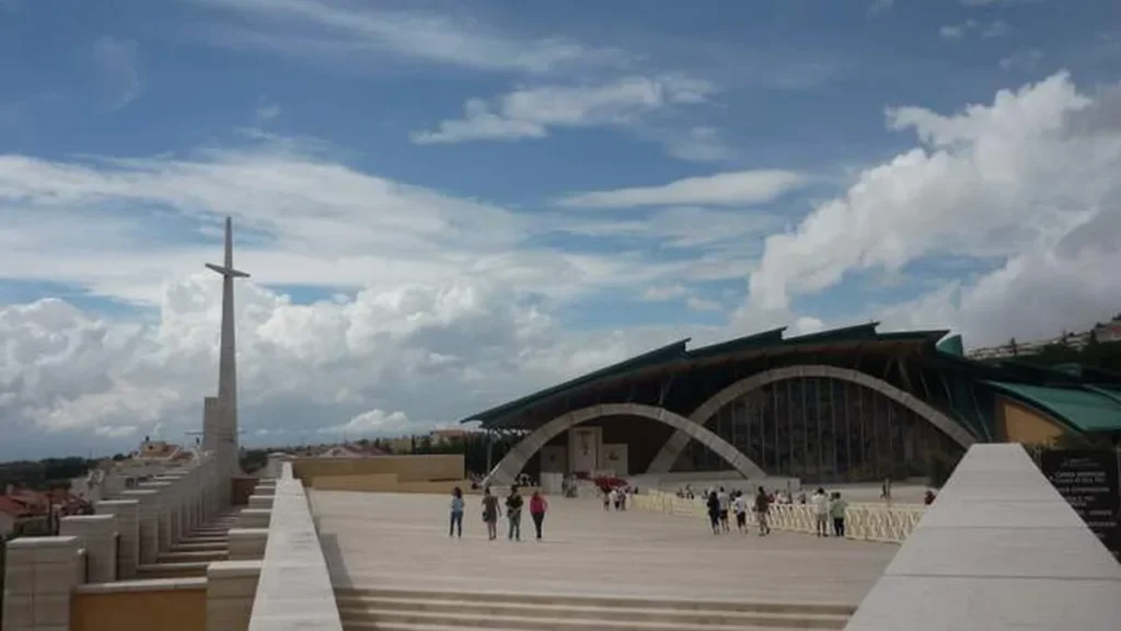 Imagem area externa do novo santuario de padre pio em san giovanni rotondo 001 do artigo Santuário de São Pio de Pietrelcina: Todo o amor na Cruz de Jesus!