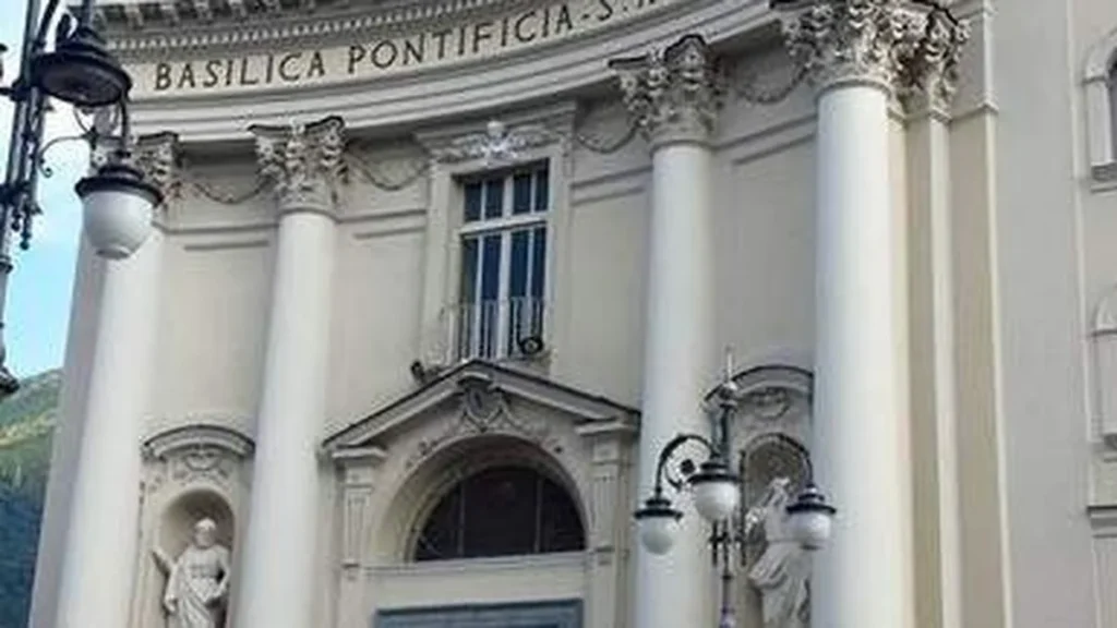 Imagem fachada da basilica santo afonso pagani do artigo Pagani respira Afonso de Ligório