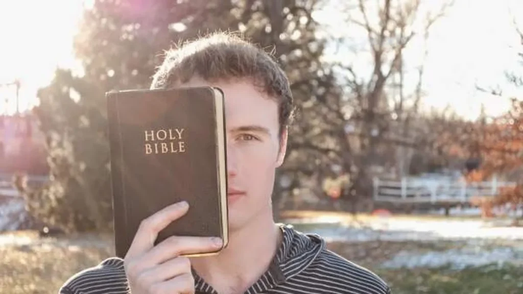 Imagem biblia jovem do artigo Como deve ser o jovem que deseja evangelizar?