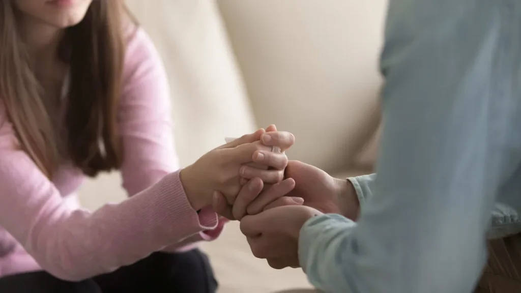 Imagem duas pessoas se consolando do artigo Nos momentos em que nada temos, Deus provê pelo melhor
