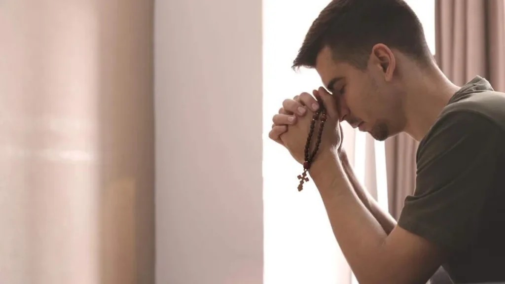 Imagem jovem rezando do artigo Descubra qual a sua devoção mariana para 2019
