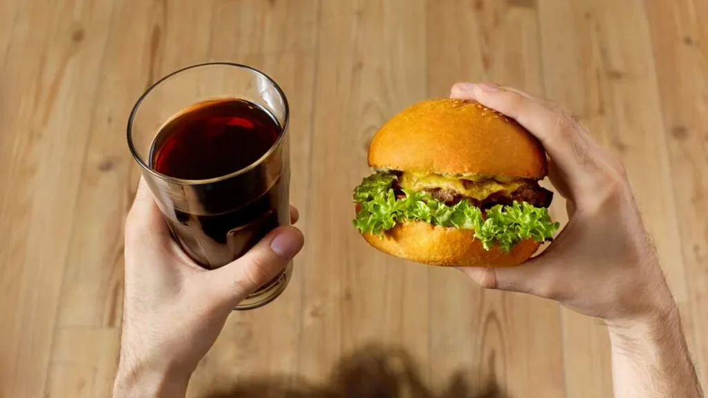 Imagem shutterstock hamburguer do artigo Tenho dificuldade em cumprir a penitência da Quaresma e agora?