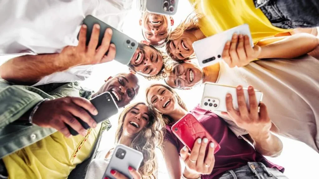 Imagem jovens mexendo no celular do artigo Um rápido diagnóstico para conhecer os jovens millenials!