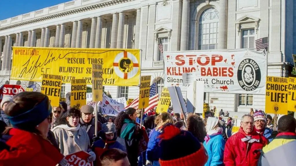 Imagem shutterstock manifestacoes de militantes pro vida na suprema corte dos eua do artigo O famoso caso ROE x WADE que abriu as portas do aborto legal nos EUA