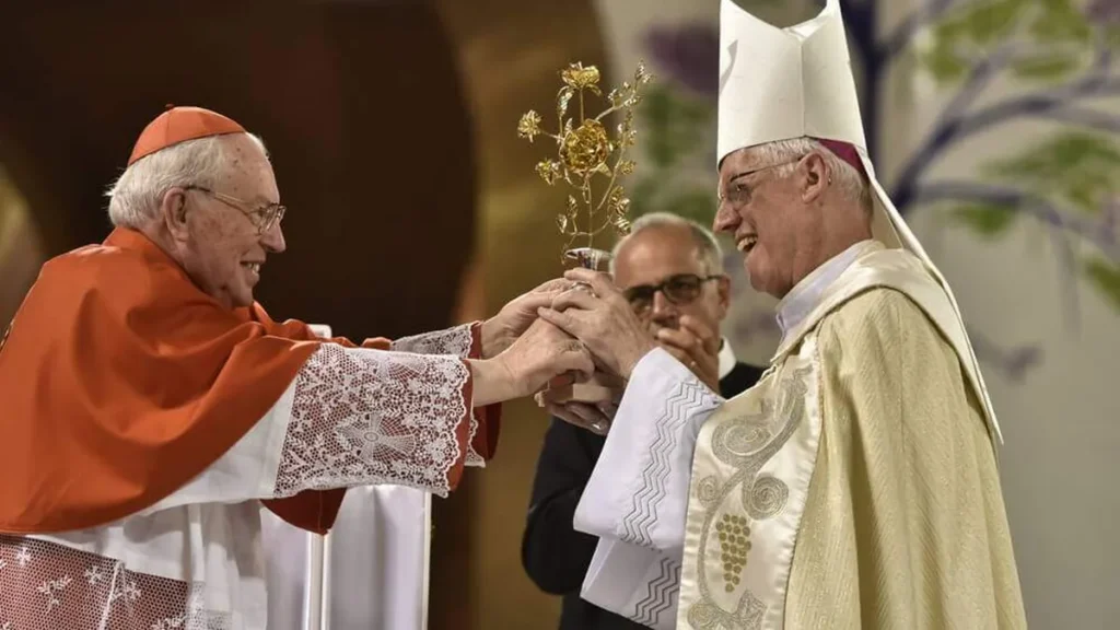 Dom Giovanni Re, Legado Pontifício, entrega Rosa de Ouro enviada pelo Papa Francisco.