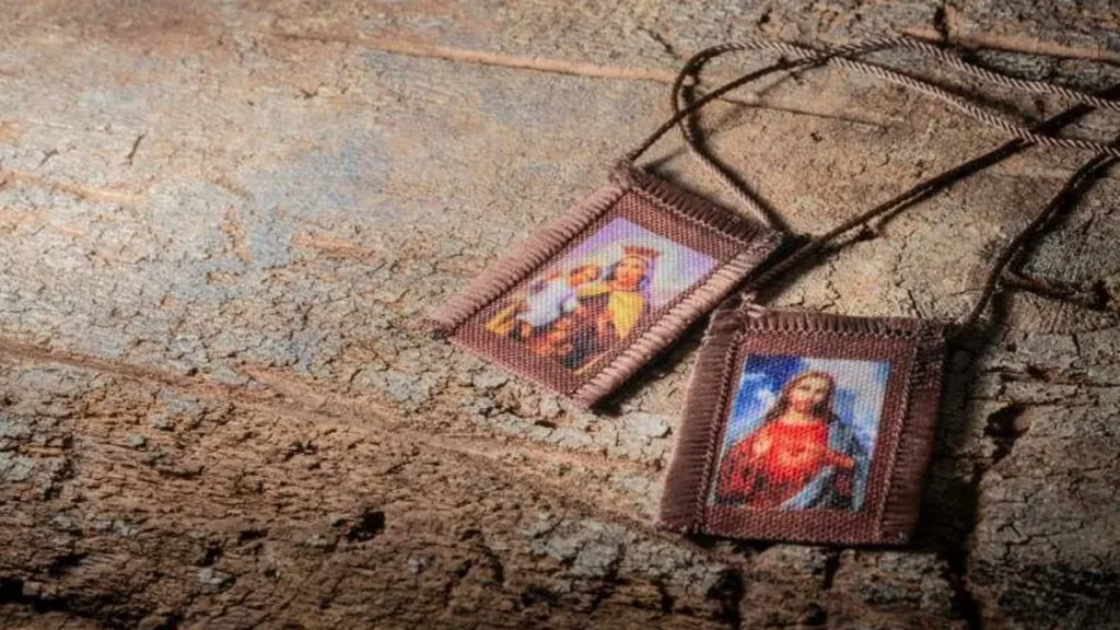 Imagem escapulario de nossa senhora do carmo do artigo Escapulário: qual o jeito certo de usar?