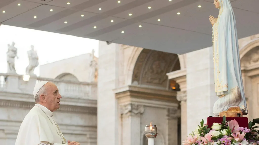 Imagem papa francisco em fatima portugal do artigo Um minuto com Maria: Para sermos cristãos, sejamos marianos!