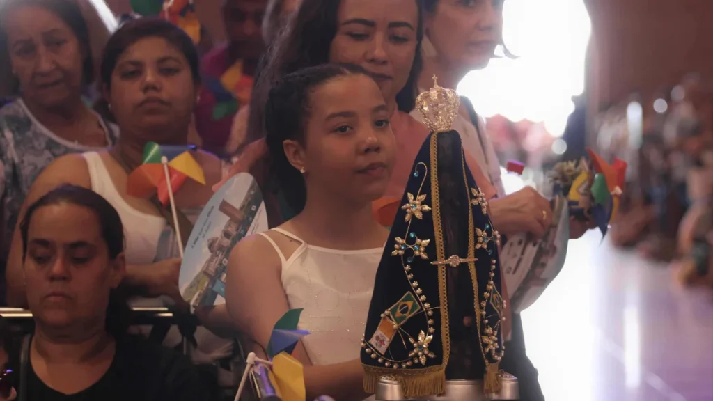 Imagem menina segurando a imagem de nossa senhora do artigo Crianças contam a História de Nossa Senhora Aparecida