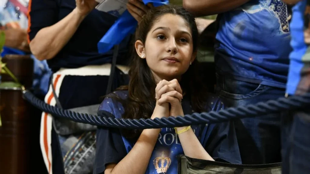 Imagem adolescente rezando novena da padroeira 2024 do artigo Como São Geraldo Majella pode me ajudar a fortalecer minha fé?