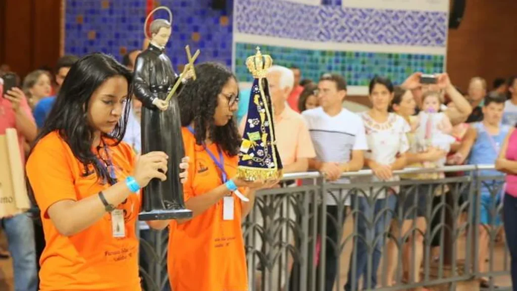 Jovens entronizam Imagens de Nossa Senhora Aparecida e São Geraldo Magela