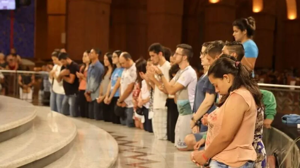 Jovens participam da Missa da Juventude