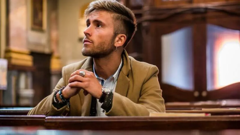 Imagem jovem na igreja do artigo Papo JM: Dicas de como se comportar na Missa