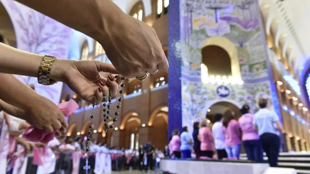 Grupos de Terço das Mulheres de todo o Brasil se reúnem para a rezar em torno do Altar Central.