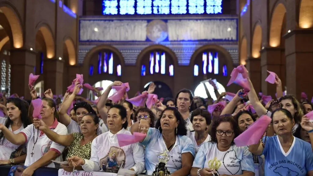 Grupos de Terço das Mulheres de todo o Brasil se reúnem para a rezar em torno do Altar Central.