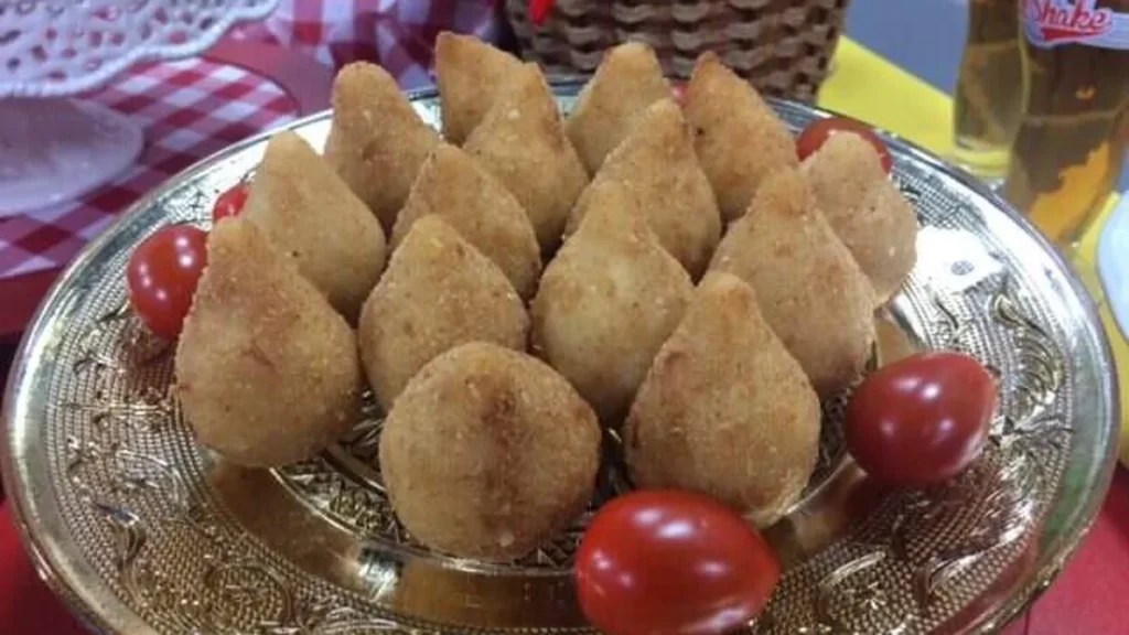 Imagem Coxinha de lombo defumado e perolas de queijo do artigo Minicurso de salgadinho: pérolas de queijo e coxinha de lombo defumado