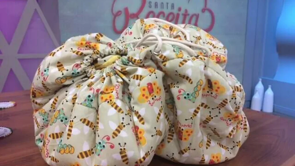 Imagem tapete que vira bolsa do artigo Aprenda a fazer um tapete e bolsa organizadora de brinquedos!