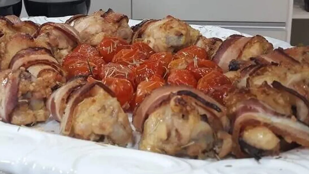 Imagem Coxinha de frango aperitivo enrolada no bacon do artigo Aperitivos deliciosos: coxinha de frango e batata frita enroladas no bacon