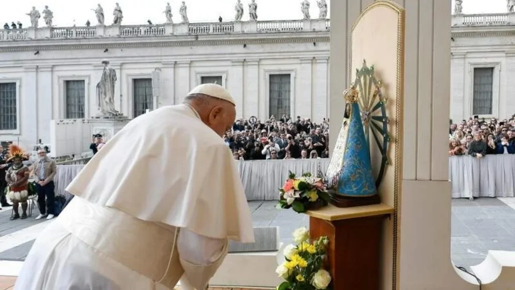 Imagem papa francisco e virgem de lujan do artigo Conheça a história da Virgem de Luján da qual Francisco é devoto