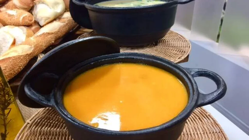 Imagem Sopa do artigo O Chef Roberto Augusto ensina a fazer Bambá de couve e creme de cenoura!