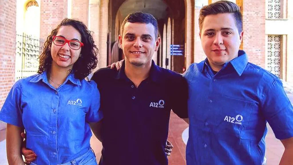 A jornalista e analista de mídias sociais Carolina Alves, o jornalista Eduardo Gois e o cinegrafista e editor de vídeo Felipe Guimarães