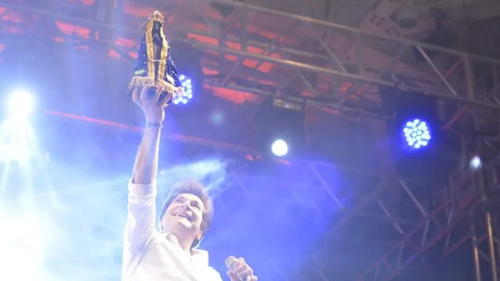 Cantor Daniel encerra as festividades do Arraiá de São João com muita música e animação.