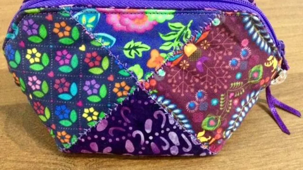 Imagem Bolsinha de retalhos do artigo Aprenda a fazer uma bolsinha de retalhos com costura criativa, com a Artesã Carol Vilalta