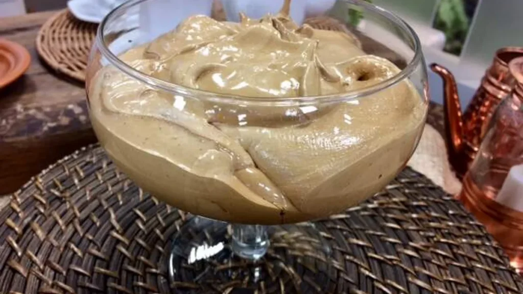 Imagem chocolatada cremosa do artigo Aprenda a fazer três bebidas quentes com o Chef Roberto Augusto!